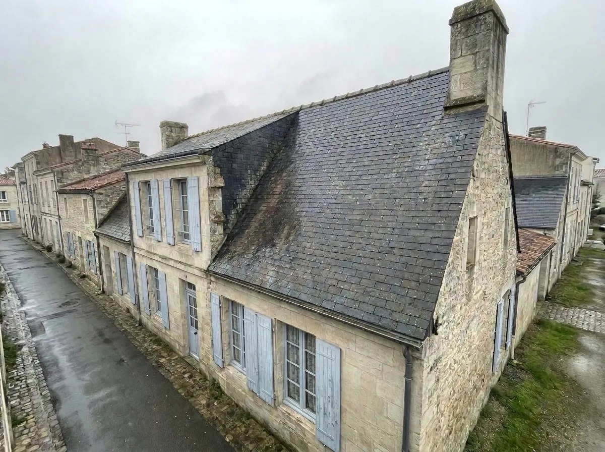 Après : Une toiture en ardoise nettoyée sans y marcher, à La Rochelle